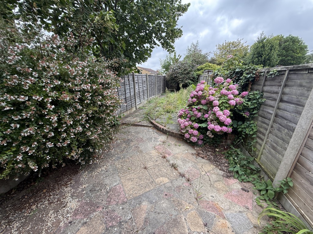 Lot: 200 - VACANT TWO-BEDROOM HOUSE - Garden to rear